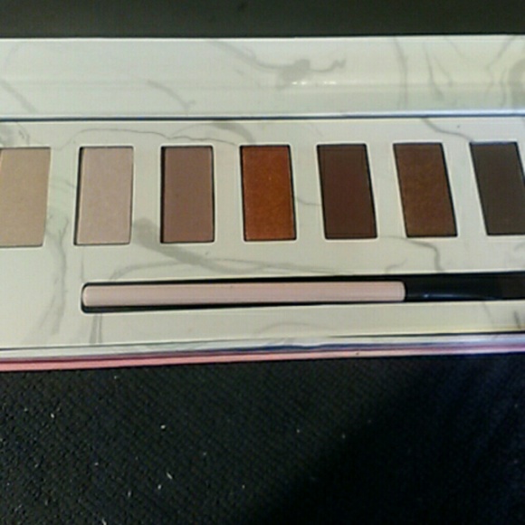 Blush eye shadow pallet - Picture 7 of 7